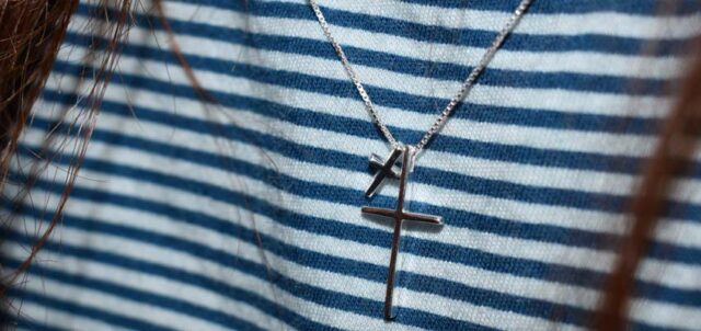Halskette mit zwei Kreuz-Anhängern