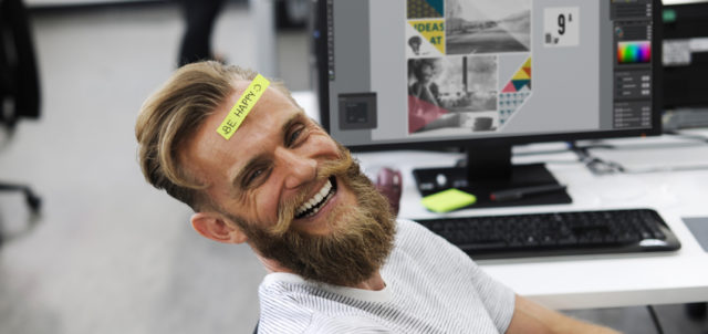 Mann mit Post-it Be Happy auf Stirn