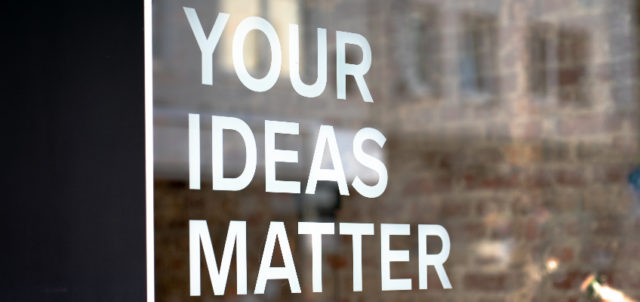 Schriftzug Your Ideas Matter auf Glasscheibe