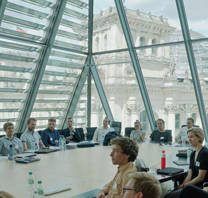 Gruppe im Konferenzraum mit Blick auf Reichstag