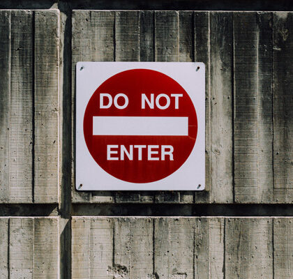 Schild do not enter auf Holztür