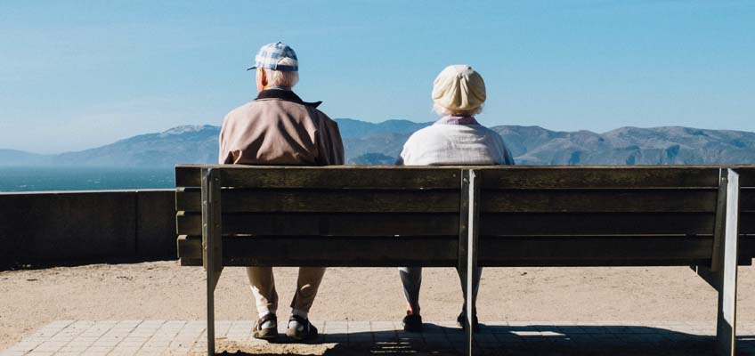 Ein altes Ehepaar sitzt auf einer Bank
