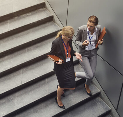 2 Frauen gehen eine Treppe runter