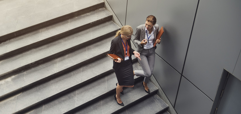 2 Frauen gehen eine Treppe runter