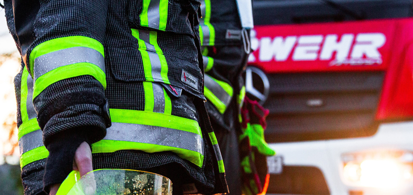 Feuerwehrmänner vor Feuerwehrauto