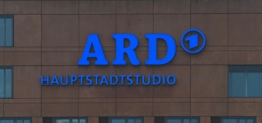 Schriftzug ARD-Hauptstadtstudio an Gebäude in Berlin