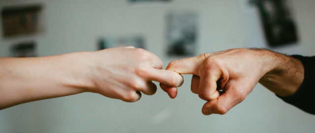 Zwei Personen fingerhakeln