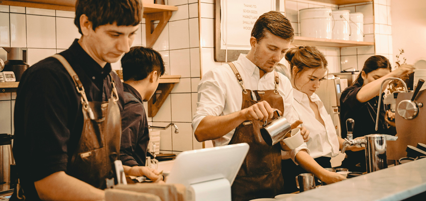 Personal am Tresen im Café
