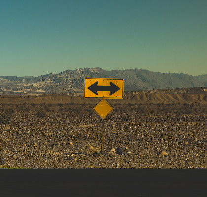 Schild mit 2 Pfeilen nach rechts und links
